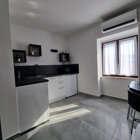 Apartments And Room Vela 센 외부 사진