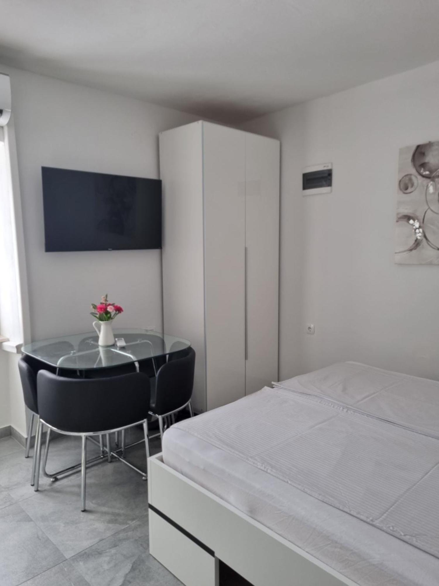 Apartments And Room Vela 센 외부 사진